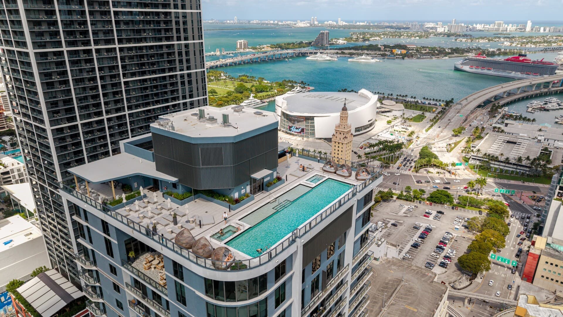 Skyline Studio 34th F, Pool, Gym & Rooftop Views in FL 33132, USA
