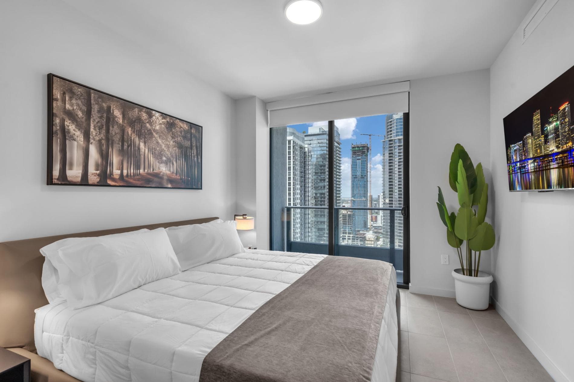 35th Floor Skyline Vibe | Downtown Miami 2BR with Pool and Gym in FL 33132, USA